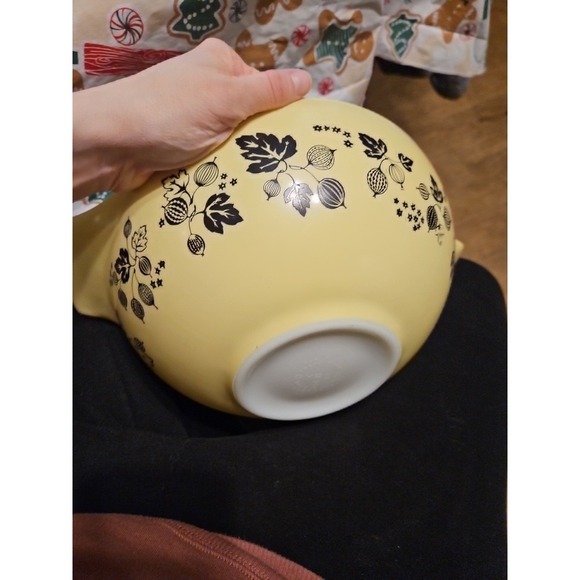 Vintage Pyrex Gooseberry Black on Yellow 444 Cinderella Mixing Bowl 4 QT - Picture 4 of 6